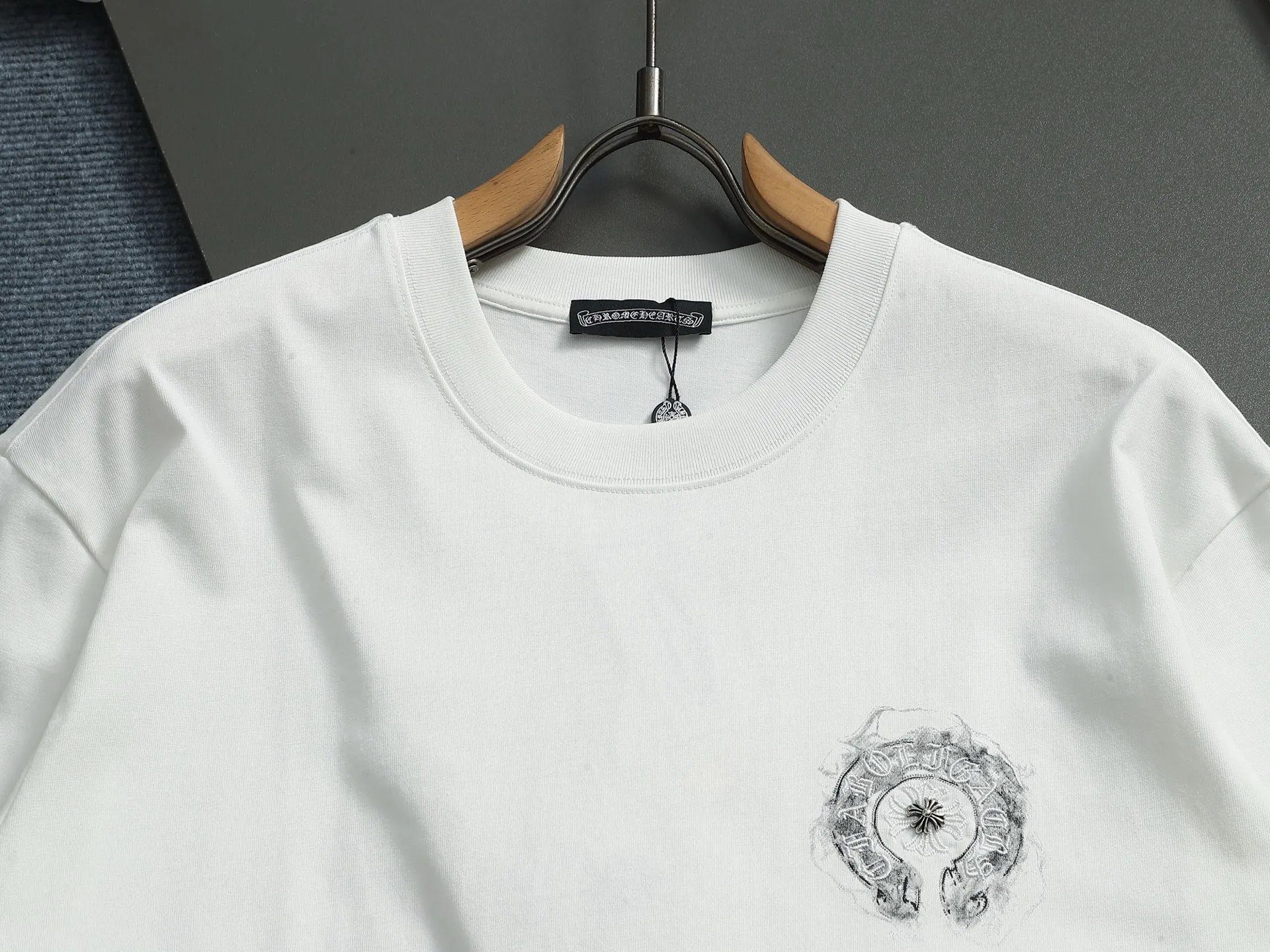 P170 Chrome hearts ch Crow heart horseshoe cross hardware short-sleeved T-shirts Advanced tie-dye technology Large version Loose and stylish difference Low version slim and long version with upper body and pulled hips 100% commitment: top quality, not fast food The highest version on the market Top quality, 320 grams 26 custom-dyed double yarn cotton, same style for men and women, complete with three standards. Color: Black White Size S M L XL